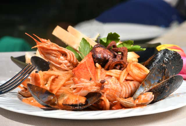 Piatto di linguine allo scoglio serviti nel nostro ristorante
