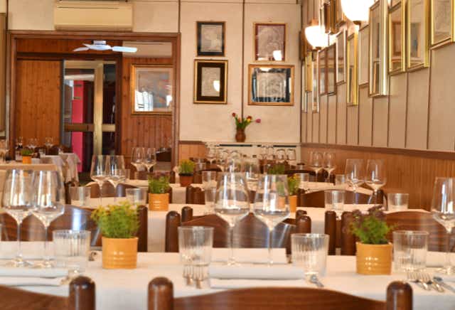 Dettaglio di una delle sale interne del nostro ristorante, con i tavoli preparati con cura