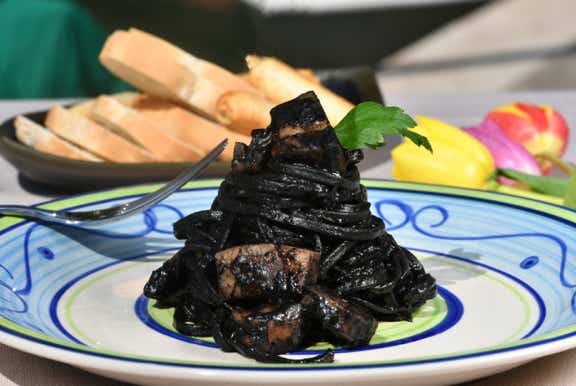 Spaghetti in nero cucinate con seppie ed il loro inchiostro