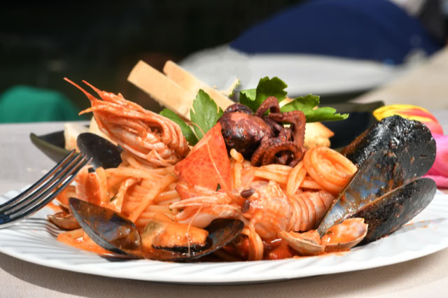 Piatto di linguine allo scoglio serviti nel nostro ristorante