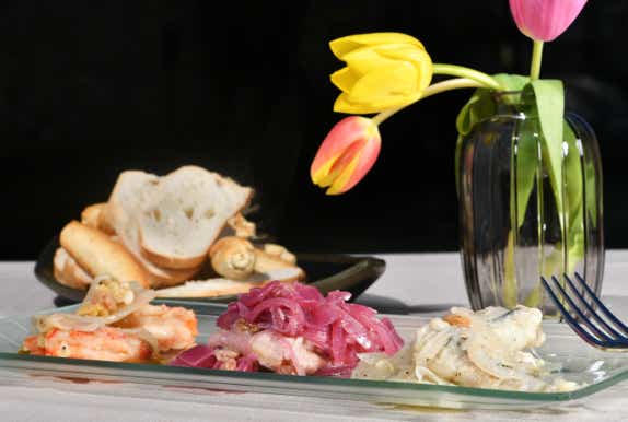 Piatto con tris di saor: scampi in saor, gamberi in saor e lotregano in saor
