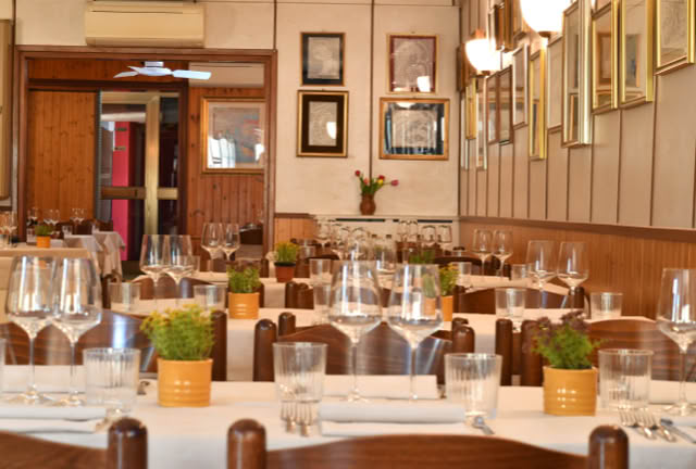 Dettaglio di una delle sale interne del nostro ristorante, con i tavoli preparati con cura